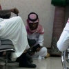صورة لشاب سعودي يدلك قدمي والده بصالة انتظار تثير إعجاب مغردي تويتر