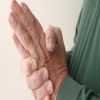 5 طرق لعلاج آثار تقدم السن على اليدين