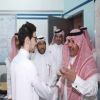 مدير تعليم الرياض يفاجئ طالبًا ويكرمه بين زملائه في المدرسة