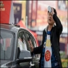 الصق يده بسيارة BMW اربعة ايام ليفوز بها