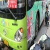 سائق صيني ينام تحت الباص للتهرب من دفع غرامة