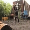 قرد غاضب يطلق النار على مجموعة من الجنود