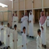 طفل يوزع تحويشة والده في المدرسة