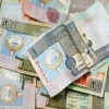 كويتي يتهم زوجته بسرقة 10 دنانير