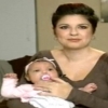رضيعة تمسك يد لطبيبها أثناء ولادتها القيصرية