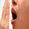 أسباب رائحة الفم الكريهة وعلاجها
