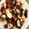 كوب صغير من المكسرات يقيك زيارة الطبيب