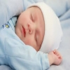أيهما أفضل للرضيع؟ سريره الخاص، أم حضن الأم؟